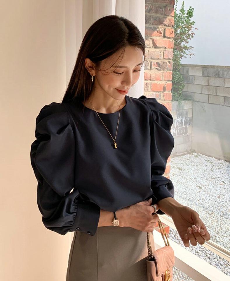 即日配送 パフギャザーブラウス・全3色・b58384 レディース 【bl】韓国ファッション トップス ブラウス 長袖 ラウンドネック パフ ギャザー 大人 上品 光沢 カフス ボタン 無地 シンプル フェミニン 体型カバー ガーリー カジュアル 秋 冬