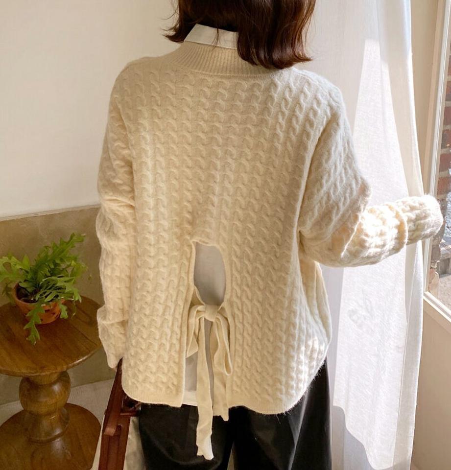 バックスリットケーブルニット・全2色・b58409 レディース 【tops】韓国ファッション トップス ニット 大人 長袖 ハーフネック スリット ケーブル編み リボン カジュアル ルーズ フェミニン 上品 秋 冬