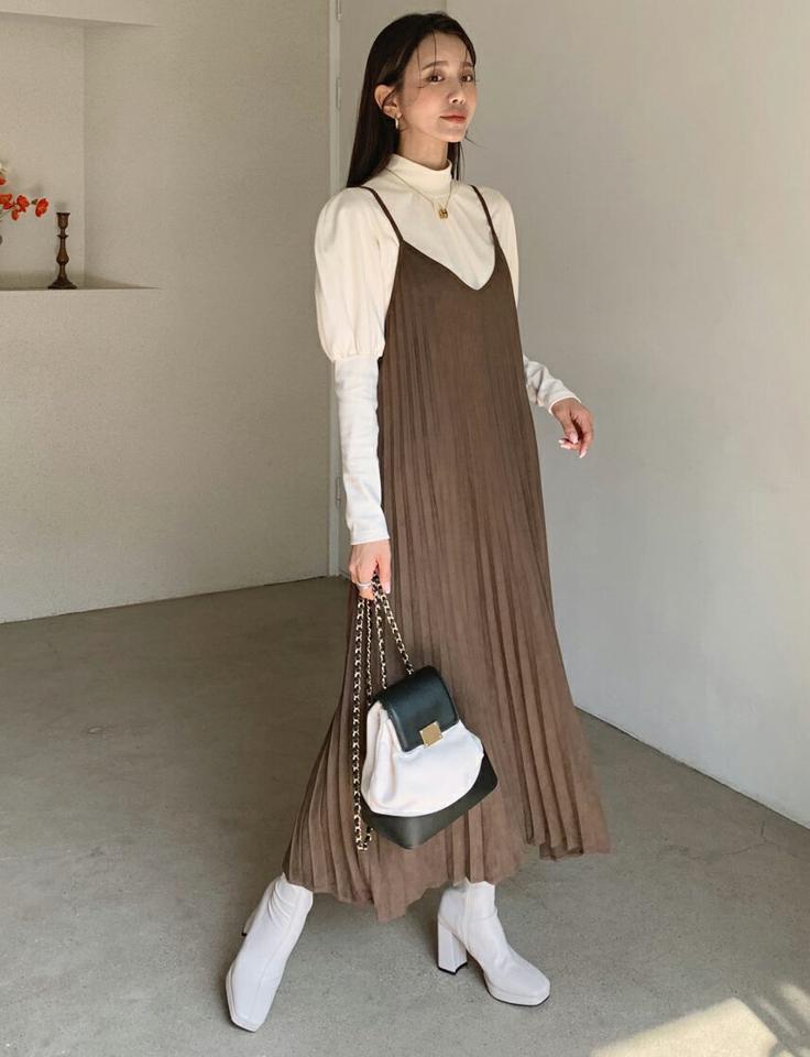 ストラップ付プリーツキャミワンピース・全2色・b58383 レディース 【ops】韓国ファッション ワンピース ロング ロングワンピース Vネック ストラップ付 プリーツ キャミワンピース ロング丈 ストレート シンプル フェミニン 体型カバー 秋 冬