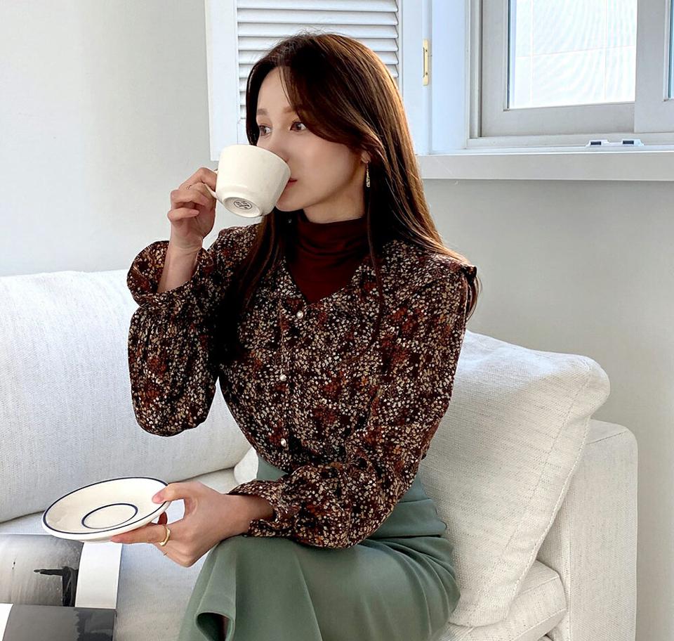 レトロ柄フレアカラーブラウス・全3色・t70714 レディース 【bl】トップス ブラウス 長袖 フレアカラー レトロ 総柄 花柄 フェミニン 丸襟 かわいい 可愛い 春 秋 冬 韓国ファッション HIHOLLI