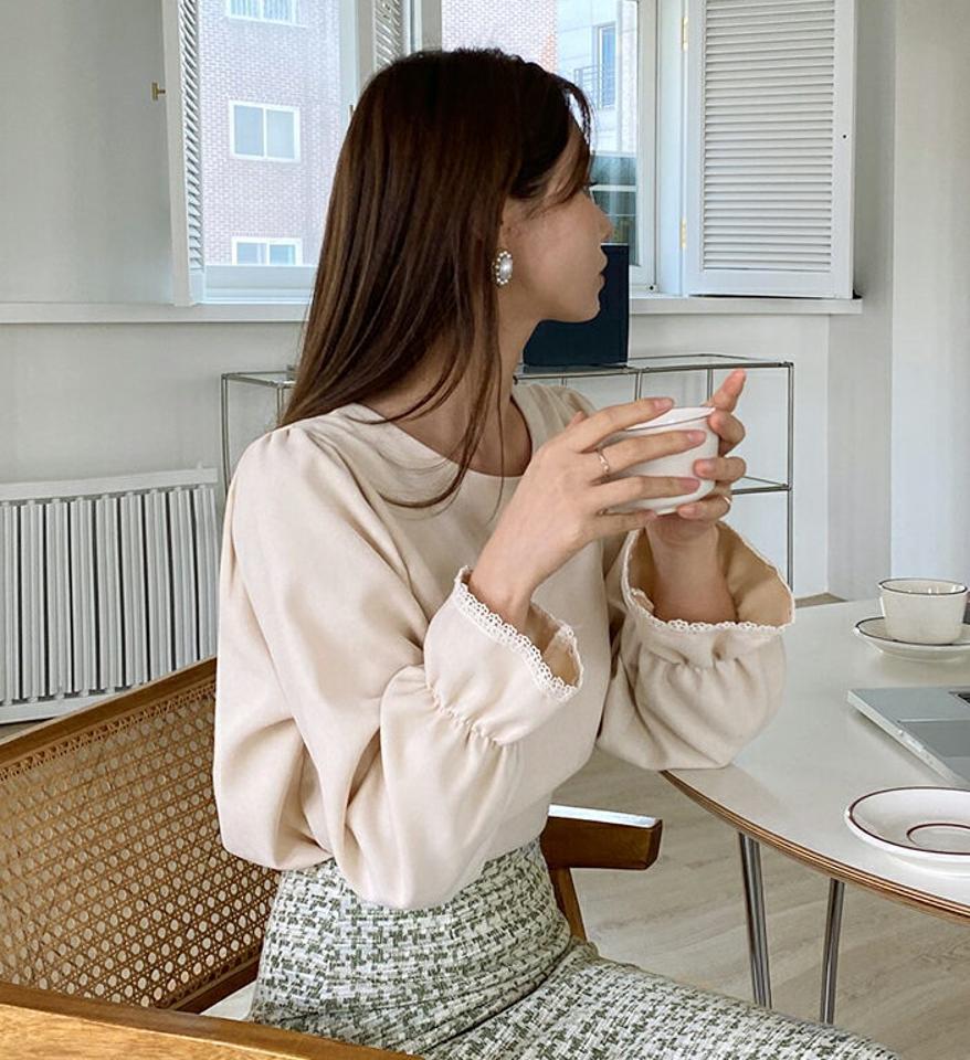 レースパフブラウス・全2色・t70713 レディース 【bl】トップス ブラウス 長袖 レース パフ シンプル フェミニン 袖コンシャス 上品 秋 冬 韓国ファッション ハイホリHIHOLLI