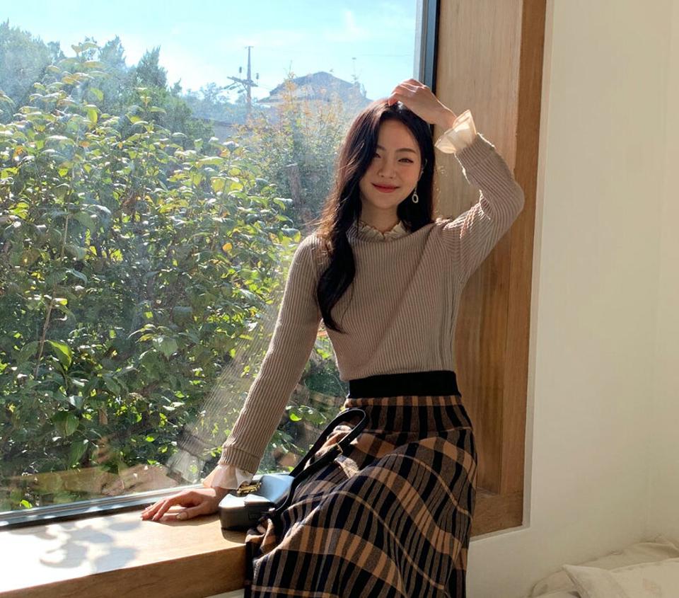フリルフェイクパールニット・全3色・b63047 レディース 【tops】韓国ファッション トップス ニット 大人 長袖 ラウンドネック フリル フェイクパール カジュアル スリム 体型カバー フェミニン 上品 シンプル 秋 冬
