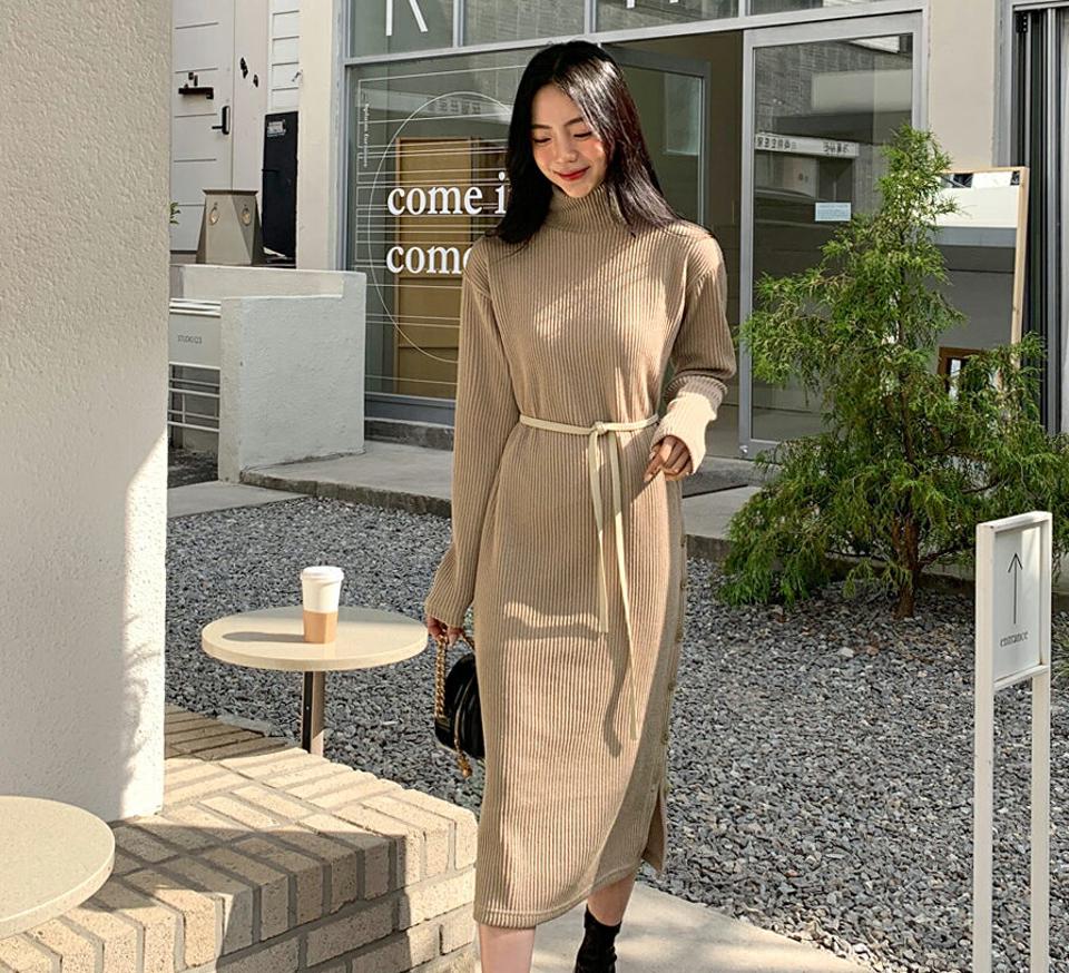 サイドボタンニットハイネックワンピース・全2色・t63010 レディース 【ops】韓国ファッション ワンピース ロング ロングワンピース 長袖 ハイネック ニットワンピース ロング丈 ストレート ボタン 無地 シンプル フェミニン 体型カバー 秋 冬
