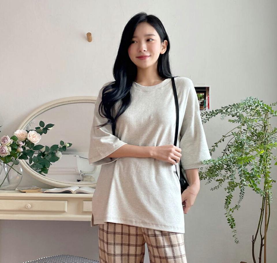 起毛サイドスリット半袖Tシャツ・全3色・t01192 レディース 【tops】韓国ファッション トップス Tシャツ 半袖 ラウンドネック 起毛 スリット ルーズ フェミニン 体型カバー シンプル ガーリー カジュアル ベーシック 無地 秋 冬 NIJU