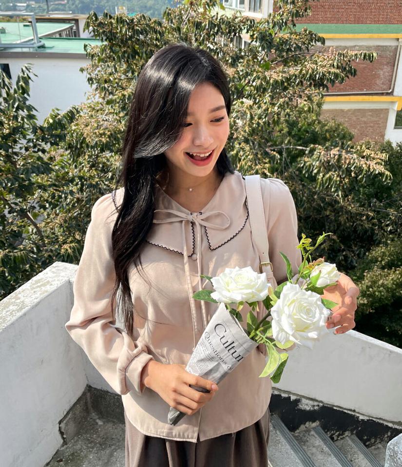 ウェーブパイピングカラーブラウス・全3色・t01196 レディース 【bl】韓国ファッション トップス ブラウス 長袖 ネックストラップ ウェーブパイピング カラー 大人 ボタン シンプル フェミニン 上品 体型カバー 細身 ガーリー 秋 冬 NIJU