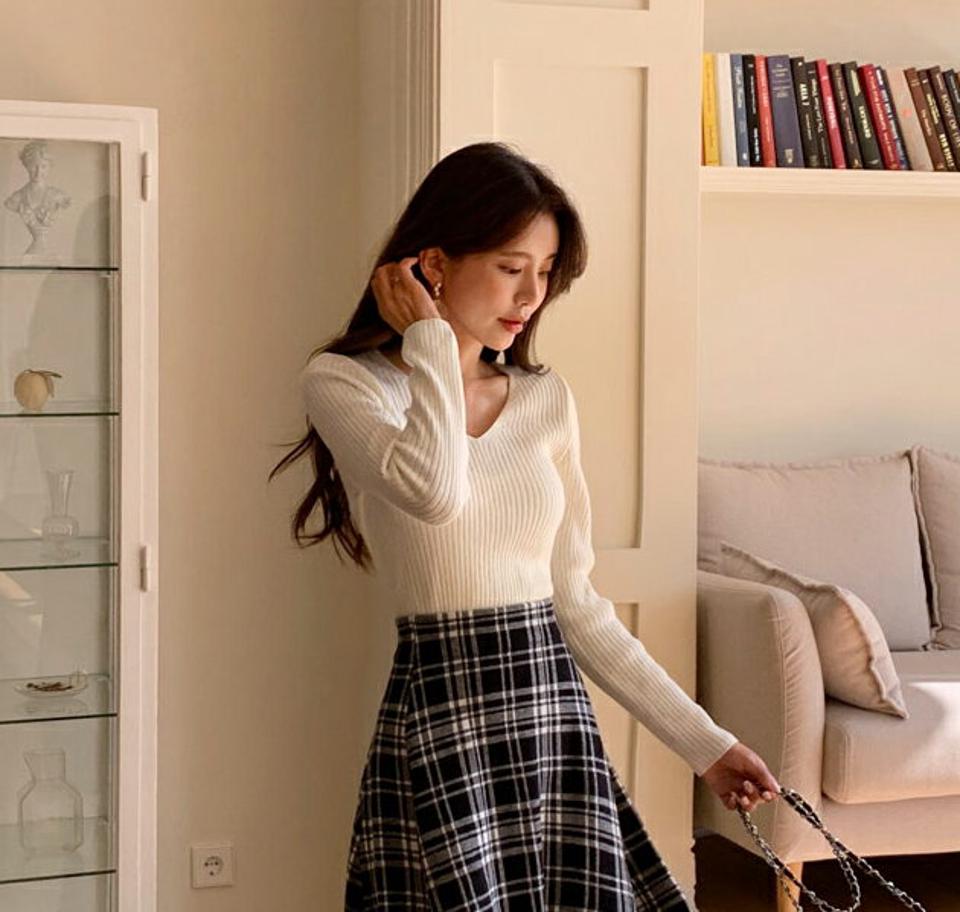 Vネックスリムリブニット・全5色・t65280 レディース 【tops】韓国ファッション トップス ニット 大人 長袖 Vネック スリム リブ 無地 ベーシック シンプル デコルテ カジュアル 体型カバー フェミニン カラーニット 上品 秋 冬