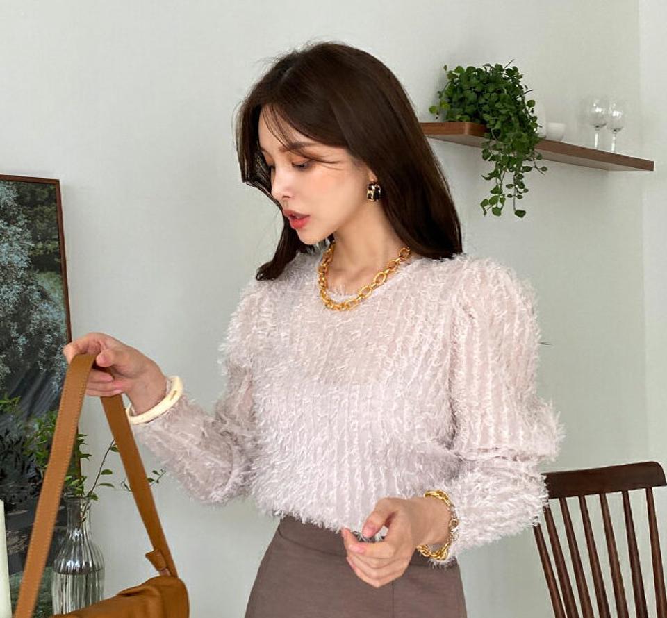 ファータッチシアーブラウス・全2色・t00186 レディース 【bl】 トップス ブラウス 長袖 ラウンドネック ファー シアー 透け感 カジュアル 大人 フェミニン 春 秋 冬 韓国ファッション ハイホリHIHOLLI