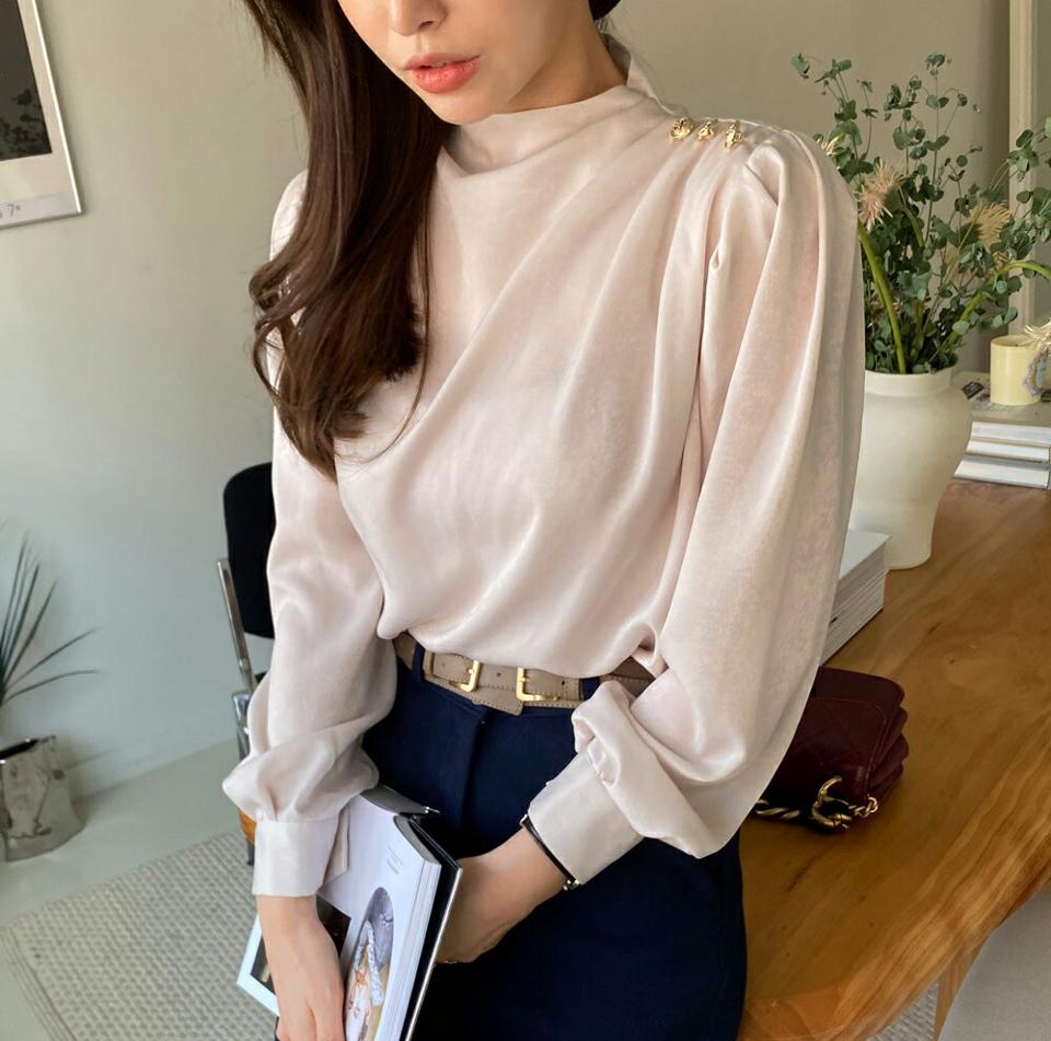 ≪人気商品再入荷≫ボタンタックブラウス・全4色・b70819 レディース 【bl】トップス ブラウス 長袖 タック 単色 高級感 ゴールドボタン 光沢 ギャザー ハーフネック 大人 エレガント 骨格ウェーブ 秋 冬 韓国ファッション ハイホリHIHOLLI