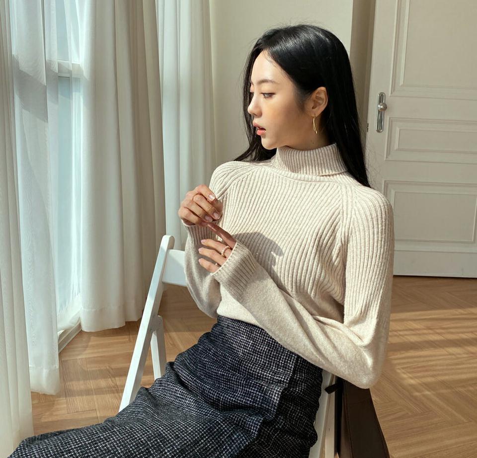 ハイネックリブニット・全4色・b66133 レディース 【tops】韓国ファッション トップス ニット 年上 大人 長袖 ハイネック モダン 無地 ベーシック シンプル アンバランスな丈 スリット カジュアル スリム 細身 フェミニン 上品 秋 冬