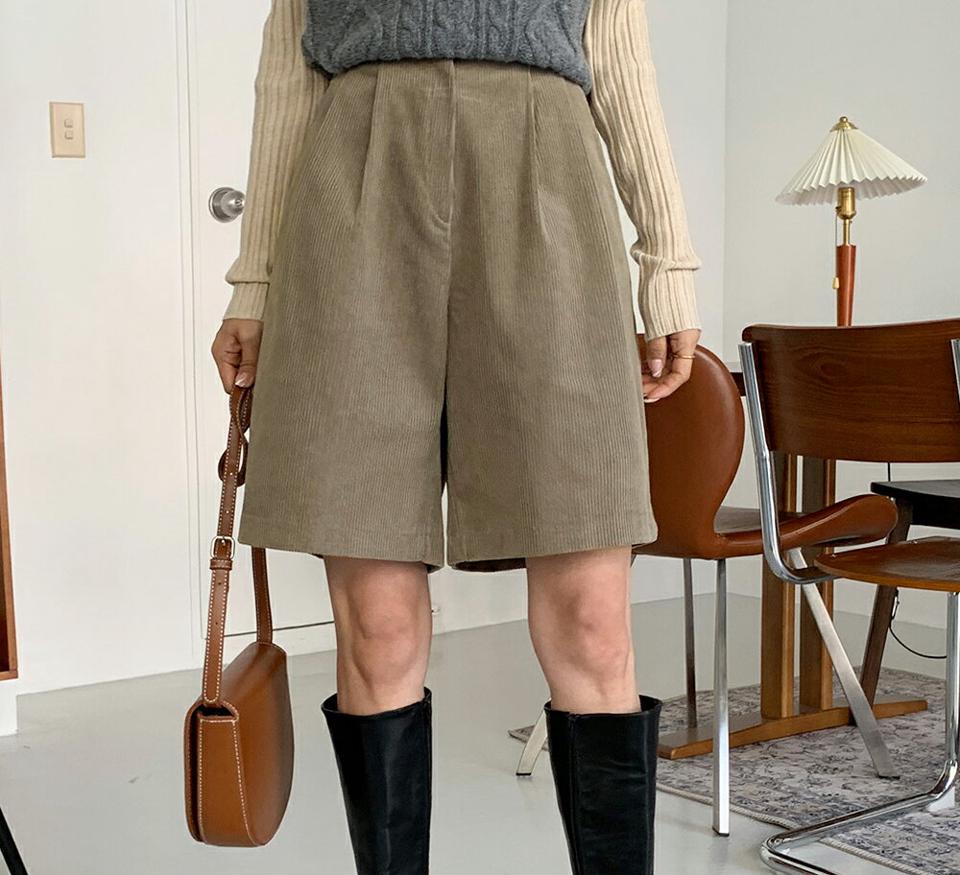 コーディロイハーフパンツ・全3色・t65372 レディース 【pt】韓国ファッション ボトムス ハーフ ハーフパンツ レザー調 コーディロイ ツータック 無地 シンプル ベーシック 体型カバー 足長 美脚 フェミニン デイリー 秋 冬