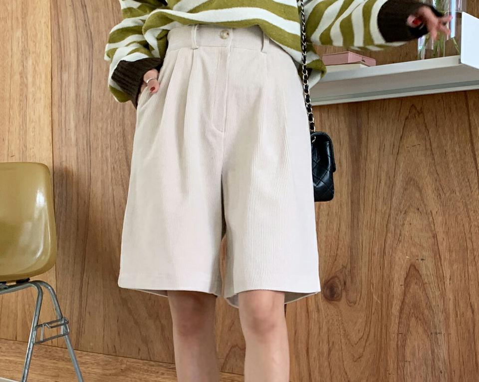 コーディロイハーフパンツ・全3色・t65372 レディース 【pt】韓国ファッション ボトムス ハーフ ハーフパンツ レザー調 コーディロイ ツータック 無地 シンプル ベーシック 体型カバー 足長 美脚 フェミニン デイリー 秋 冬