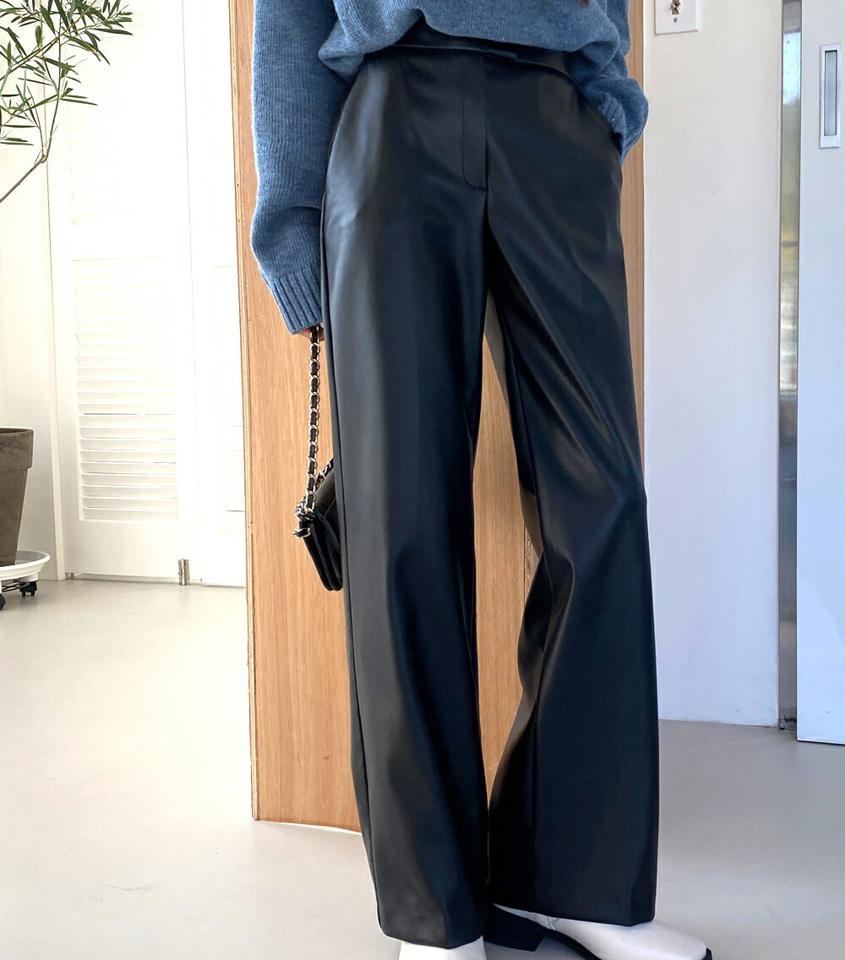 即日配送 裏起毛レザー調ワイドパンツ・全1色・t65716 レディース 【pt】韓国ファッション ボトムス ロング ロングパンツ 裏起毛 レザー調 ワイドパンツ ロング丈 ストレート 体型もカバー カジュアル 足長 無地 ベーシック シンプル 秋 冬