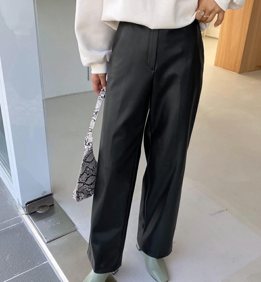 即日配送 裏起毛レザー調ワイドパンツ・全1色・t65716 レディース 【pt】韓国ファッション ボトムス ロング ロングパンツ 裏起毛 レザー調 ワイドパンツ ロング丈 ストレート 体型もカバー カジュアル 足長 無地 ベーシック シンプル 秋 冬