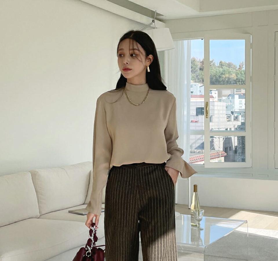 タックスリーブパール調ポイントブラウス・全4色・b70853 レディース 【bl】トップス ブラウス 長袖 パール タックスリーブ 単色 無地 シンプル ハーフネック 上品 フェミニン きれいめ オフィスカジュアル 秋 冬 韓国ファッション ハイホリHIHOLLI