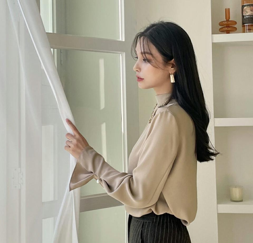 タックスリーブパール調ポイントブラウス・全4色・b70853 レディース 【bl】トップス ブラウス 長袖 パール タックスリーブ 単色 無地 シンプル ハーフネック 上品 フェミニン きれいめ オフィスカジュアル 秋 冬 韓国ファッション ハイホリHIHOLLI