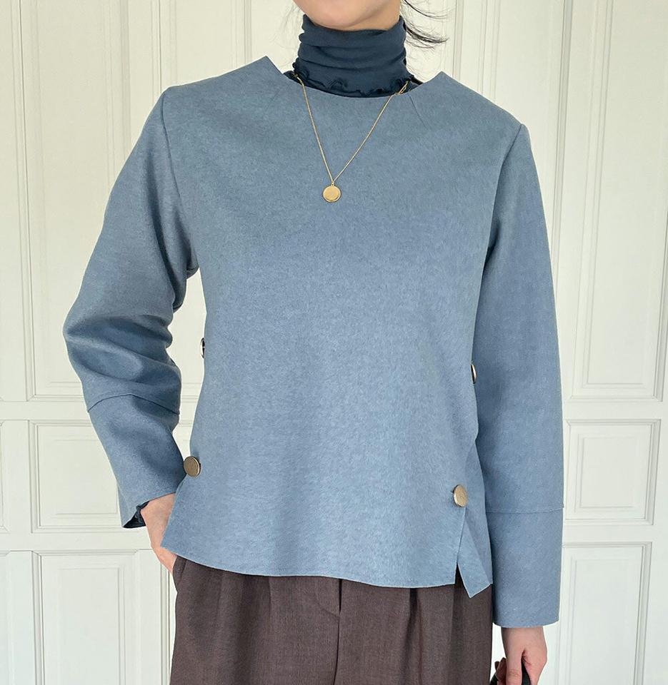 サイドゴールドボタンブラウス・全2色・b70864 レディース 【bl】トップス ブラウス 長袖 ゴールドボタン 単色 無地 シンプル シック 大人 ラウンドネック 秋 冬 韓国ファッション ハイホリHIHOLLI