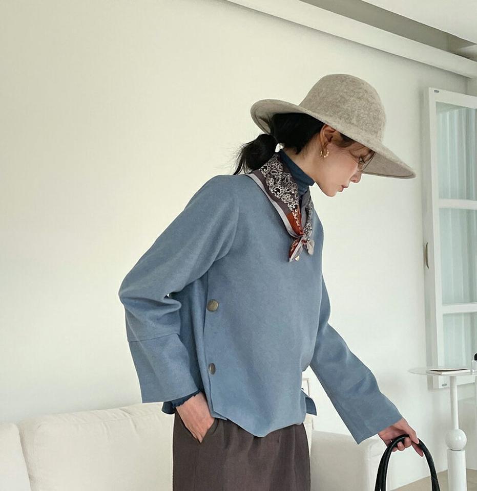 サイドゴールドボタンブラウス・全2色・b70864 レディース 【bl】トップス ブラウス 長袖 ゴールドボタン 単色 無地 シンプル シック 大人 ラウンドネック 秋 冬 韓国ファッション ハイホリHIHOLLI