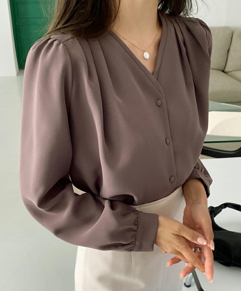 ショルダータックブラウス・全4色・b65723 レディース 【bl】韓国ファッション トップス ブラウス 長袖 Vネック ネックフリル ショルダータック ギャザー アンバランスな丈 無地 シンプル フェミニン 体型カバー ガーリー カジュアル 秋 冬