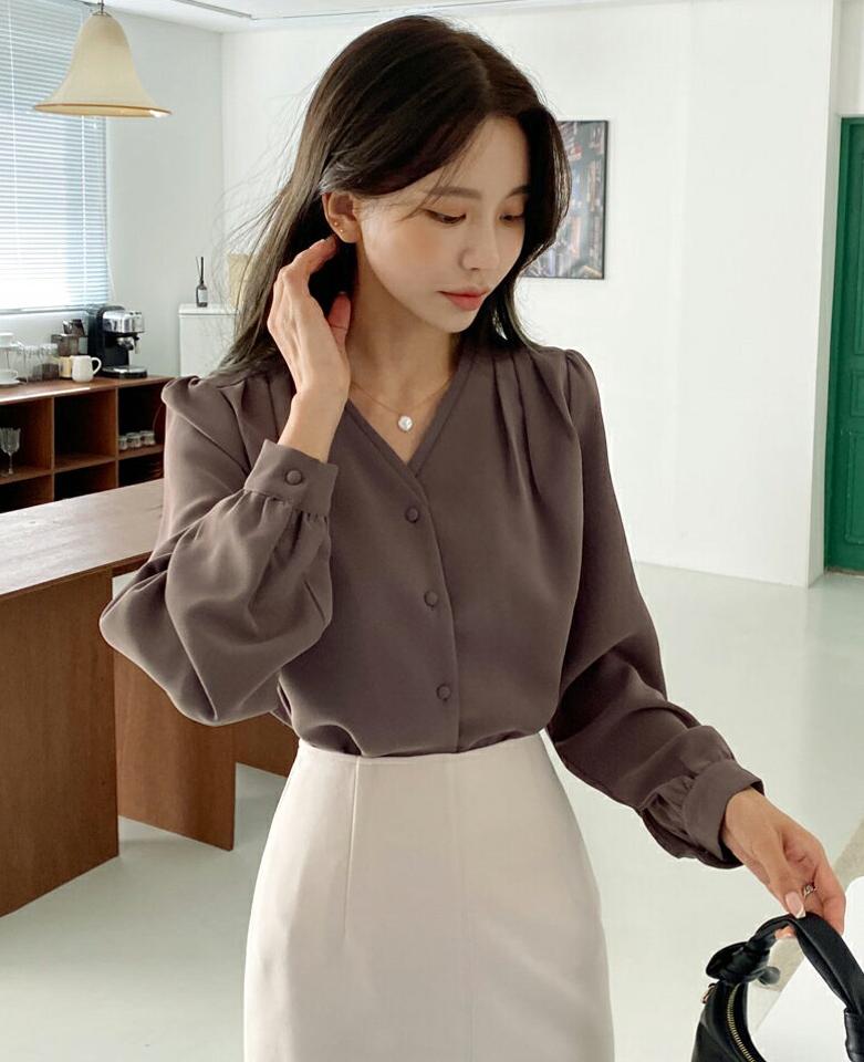 ショルダータックブラウス・全4色・b65723 レディース 【bl】韓国ファッション トップス ブラウス 長袖 Vネック ネックフリル ショルダータック ギャザー アンバランスな丈 無地 シンプル フェミニン 体型カバー ガーリー カジュアル 秋 冬