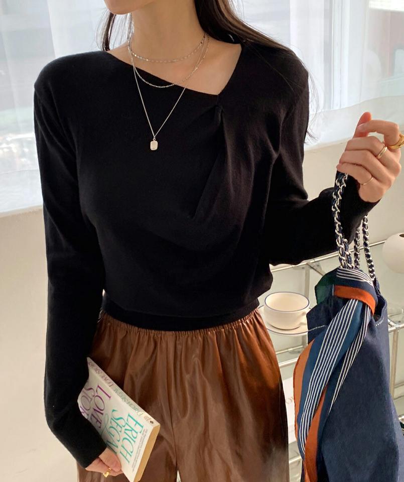 アンバランスネックニット・全3色・b00539 レディース 【tops】トップス ニット 長袖 アンバランス ユニーク Vネック 単色 無地 タック カジュアル 大人 ニットトップス デコルテ 鎖骨 秋 冬 韓国ファッション ハイホリHIHOLLI