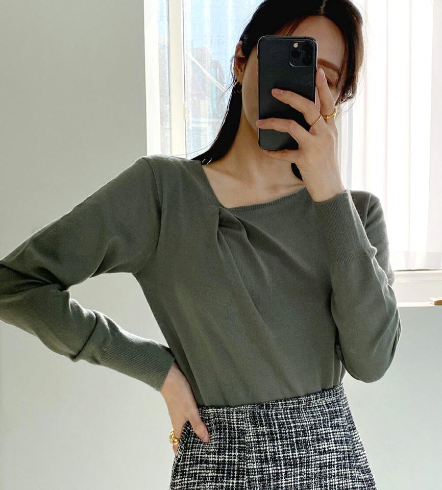 アンバランスネックニット・全3色・b00539 レディース 【tops】トップス ニット 長袖 アンバランス ユニーク Vネック 単色 無地 タック カジュアル 大人 ニットトップス デコルテ 鎖骨 秋 冬 韓国ファッション ハイホリHIHOLLI