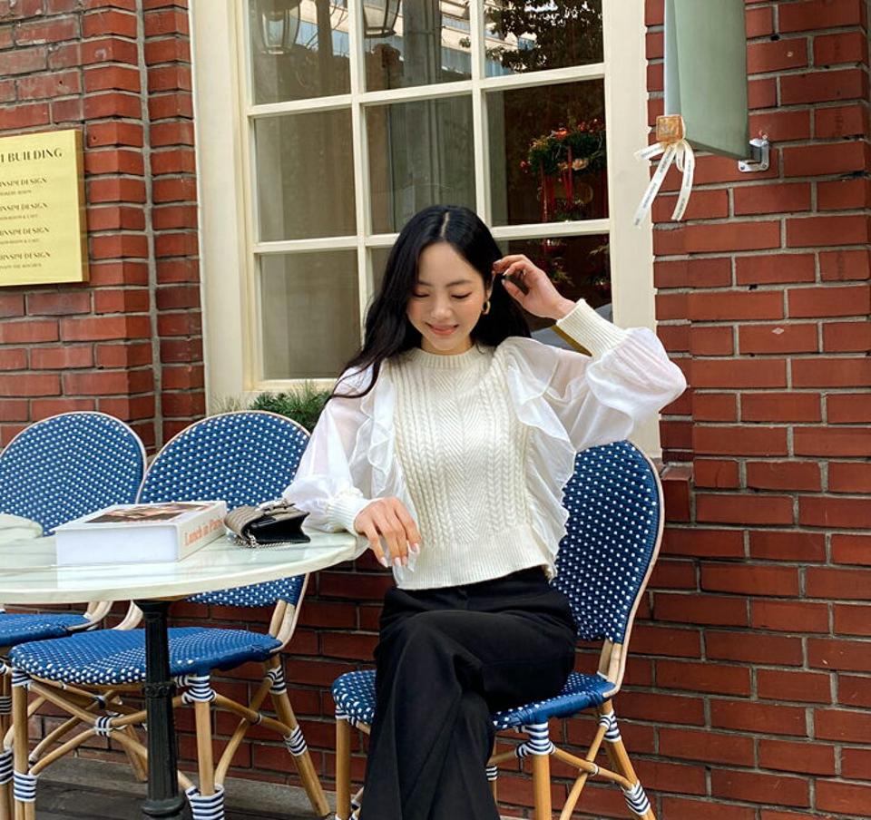 【只今10%OFF】フリルシフォンスリーブニット・全2色・b58436 レディース 【tops】韓国ファッション トップス ニット 大人 長袖 ラウンドネック フリル シフォン スリーブ ケーブル編み シンプル カジュアル スリム 体型カバー フェミニン 上品 秋 冬【ニットセール】