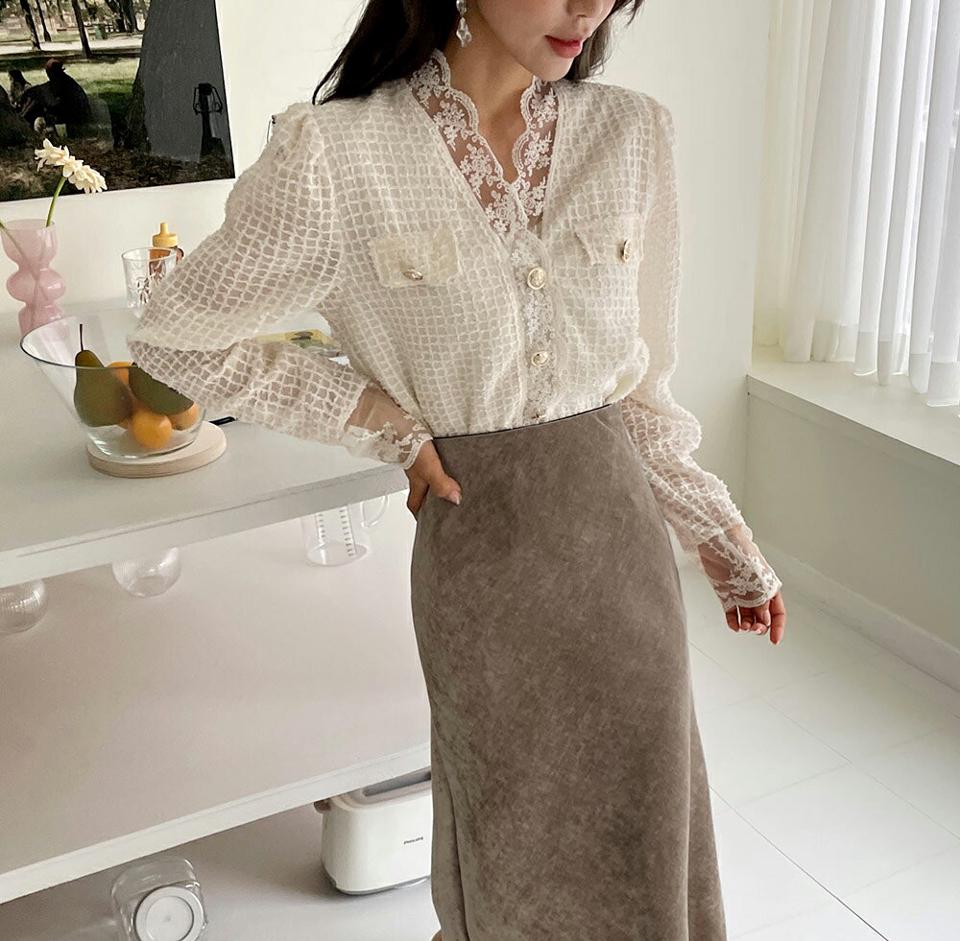 Vネックレースボタンブラウス・全2色・t65433 レディース 【bl】韓国ファッション トップス ブラウス 長袖 Vネック レース スカラップレース ボタン 襟コン チェック柄 ユニーク 上品 高級感 シンプル フェミニン 体型カバー ガーリー カジュアル 秋 冬