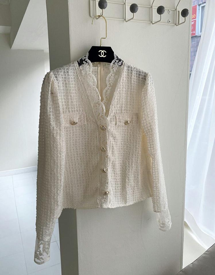 Vネックレースボタンブラウス・全2色・t65433 レディース 【bl】韓国ファッション トップス ブラウス 長袖 Vネック レース スカラップレース ボタン 襟コン チェック柄 ユニーク 上品 高級感 シンプル フェミニン 体型カバー ガーリー カジュアル 秋 冬