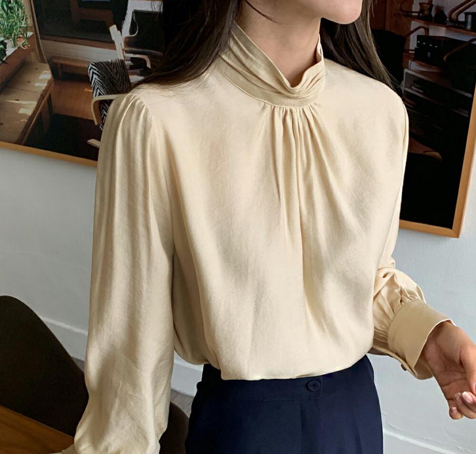ハーフネックギャザーブラウス・全3色・b58488 レディース 【bl】韓国ファッション トップス ブラウス 長袖 ハーフネック ギャザー カフス ボタン スリット オフィスカジュアル 無地 モダン シンプル ガーリー カジュアル 秋 冬