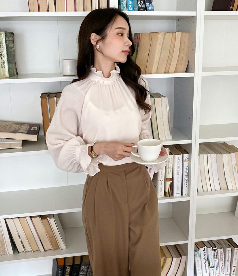 フェイクパールプリーツフリルブラウス・全2色・b00574 レディース 【bl】トップス ブラウス 長袖 フリル プリーツ パール フェミニン フリルネック ハイネック 上品 レディ 雰囲気 かわいい 大人 襟コンシャス 秋 冬 韓国ファッション ハイホリHIHOLLI