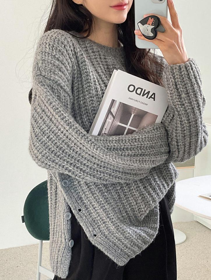 サイドボタンスリットニット・全4色・b65763 レディース 【tops】韓国ファッション トップス ニット 大人 長袖 ラウンドネック ボタン スリット 厚手 ミドルゲージ 無地 シンプル ルーズ フェミニン デイリー ざっくり 骨格ナチュラル 肉厚 秋 冬