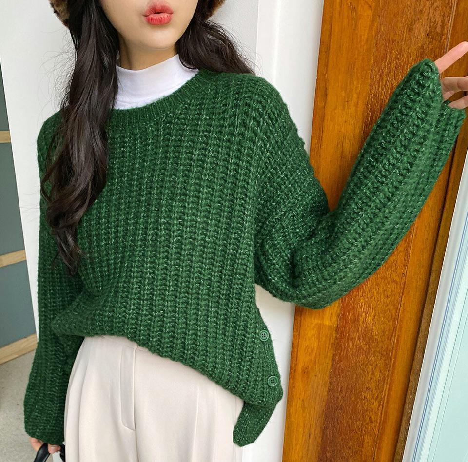 サイドボタンスリットニット・全4色・b65763 レディース 【tops】韓国ファッション トップス ニット 大人 長袖 ラウンドネック ボタン スリット 厚手 ミドルゲージ 無地 シンプル ルーズ フェミニン デイリー ざっくり 骨格ナチュラル 肉厚 秋 冬