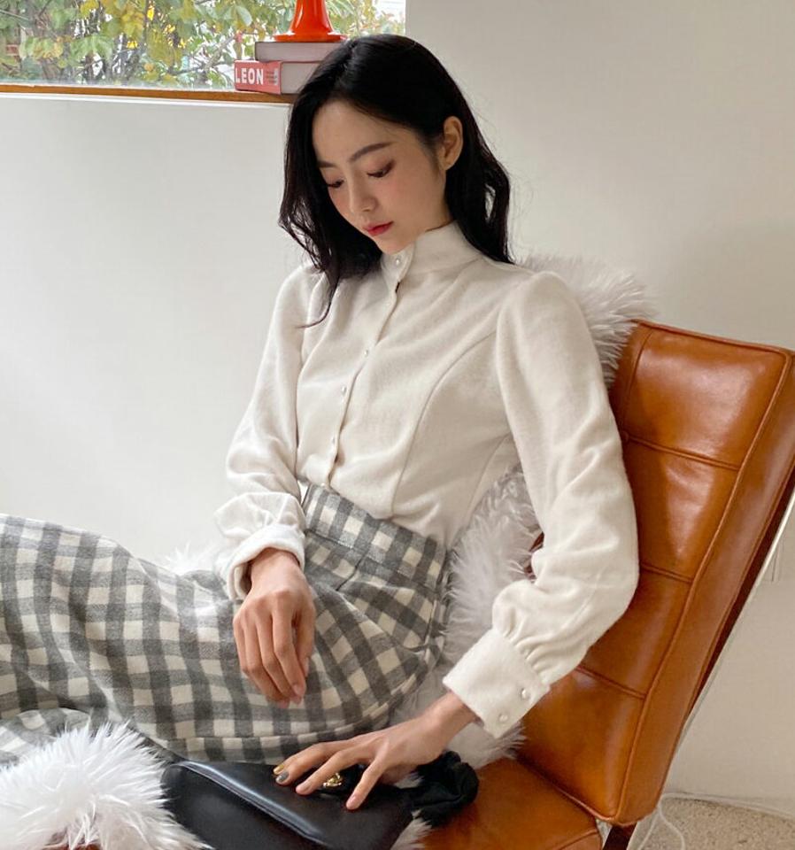 起毛フェイクパールボタンブラウス・全4色・b65755 レディース 【bl】韓国ファッション トップス ブラウス 長袖 ハーフネック 起毛 フェイクパール ボタン モダン 無地 ピンク シンプル ガーリー カジュアル フェミニン 秋 冬