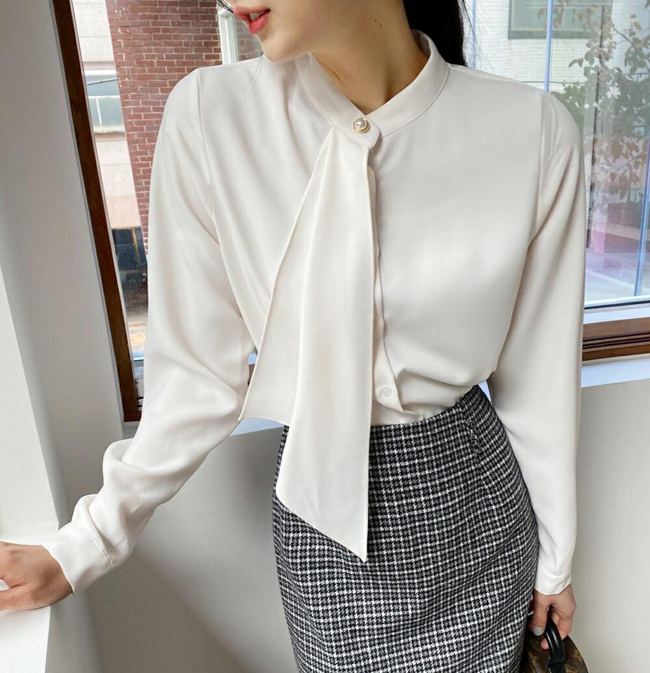 フェイクパールボウタイブラウス・全3色・b65784 レディース 【bl】韓国ファッション トップス ブラウス 長袖 バンドカラー フェイクパール ボウタイ 無地 シンプル 体型カバー ガーリー カジュアル フェミニン レッド 赤 クリスマス 秋 冬