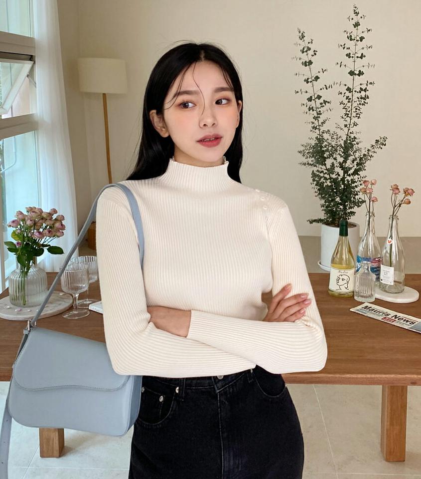 【マラソン特価】ハイネックショルダーボタンニット・全5色・b01369 レディース 【tops】韓国ファッション トップス ニット 長袖 ハイネック ショルダー スリット リブ スリム ボタン フェミニン 無地 シンプル デイリー ガーリー 秋 冬 NIJU 年上 セール