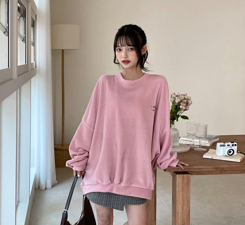 両起毛刺繍レタリングスウェット・全3色・t01385 レディース 【tops】韓国ファッション トップス スウェット 長袖 ラウンドネック 両起毛 刺繍 レタリング ロゴ 体型カバー ルーズ シンプル フェミニン カジュアル 秋 冬 NIJU