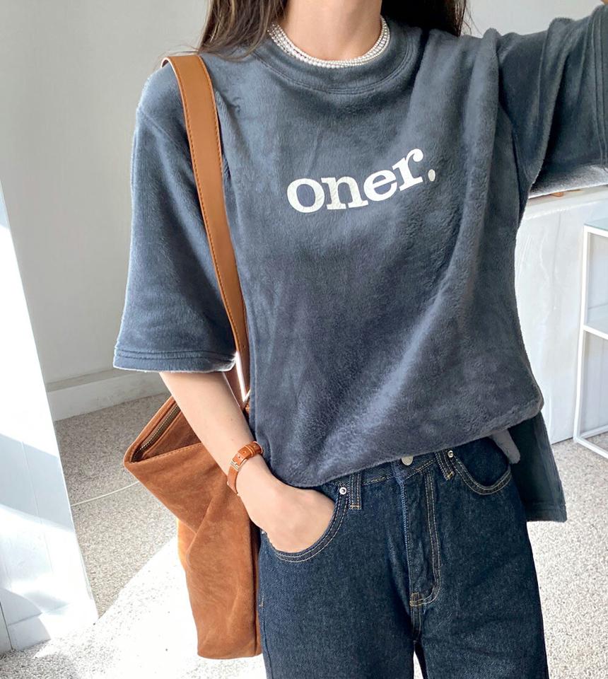 oner.レタリングフェイクファーTシャツ・全3色・t66209 レディース 【tops】韓国ファッション トップス Tシャツ 大人 半袖 ラウンドネック レタリング ロゴ ミンク風 フェイクファー スリット シンプル カジュアル 体型カバー フェミニン 秋 冬