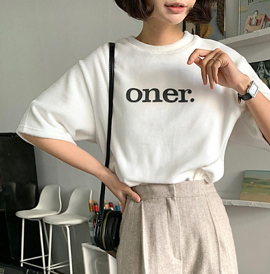 oner.レタリングフェイクファーTシャツ・全3色・t66209 レディース 【tops】韓国ファッション トップス Tシャツ 大人 半袖 ラウンドネック レタリング ロゴ ミンク風 フェイクファー スリット シンプル カジュアル 体型カバー フェミニン 秋 冬