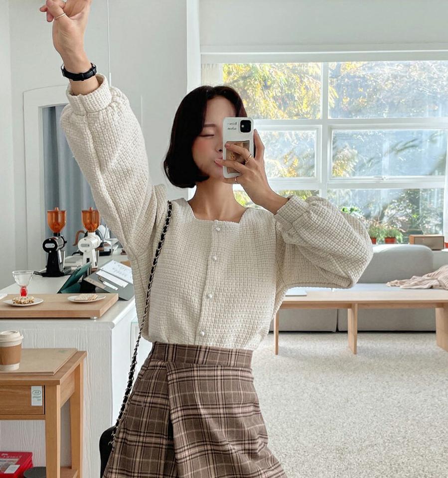 パール調ボタンスクエアブラウス・全4色・t66215 レディース 【bl】韓国ファッション トップス ブラウス 長袖 スクエアネック パール調 ボタン デコルテライン ツイード風 シンプル 上品 体型カバー ガーリー カジュアル フェミニン 秋 冬