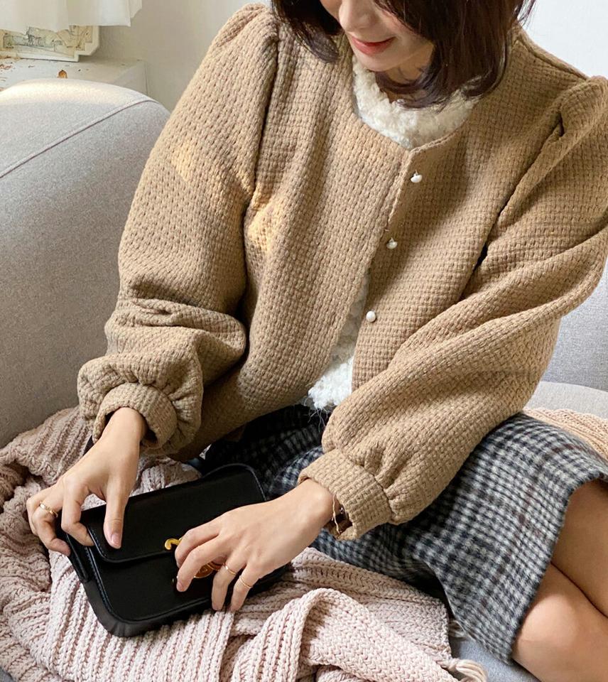 パール調ボタンスクエアブラウス・全4色・t66215 レディース 【bl】韓国ファッション トップス ブラウス 長袖 スクエアネック パール調 ボタン デコルテライン ツイード風 シンプル 上品 体型カバー ガーリー カジュアル フェミニン 秋 冬