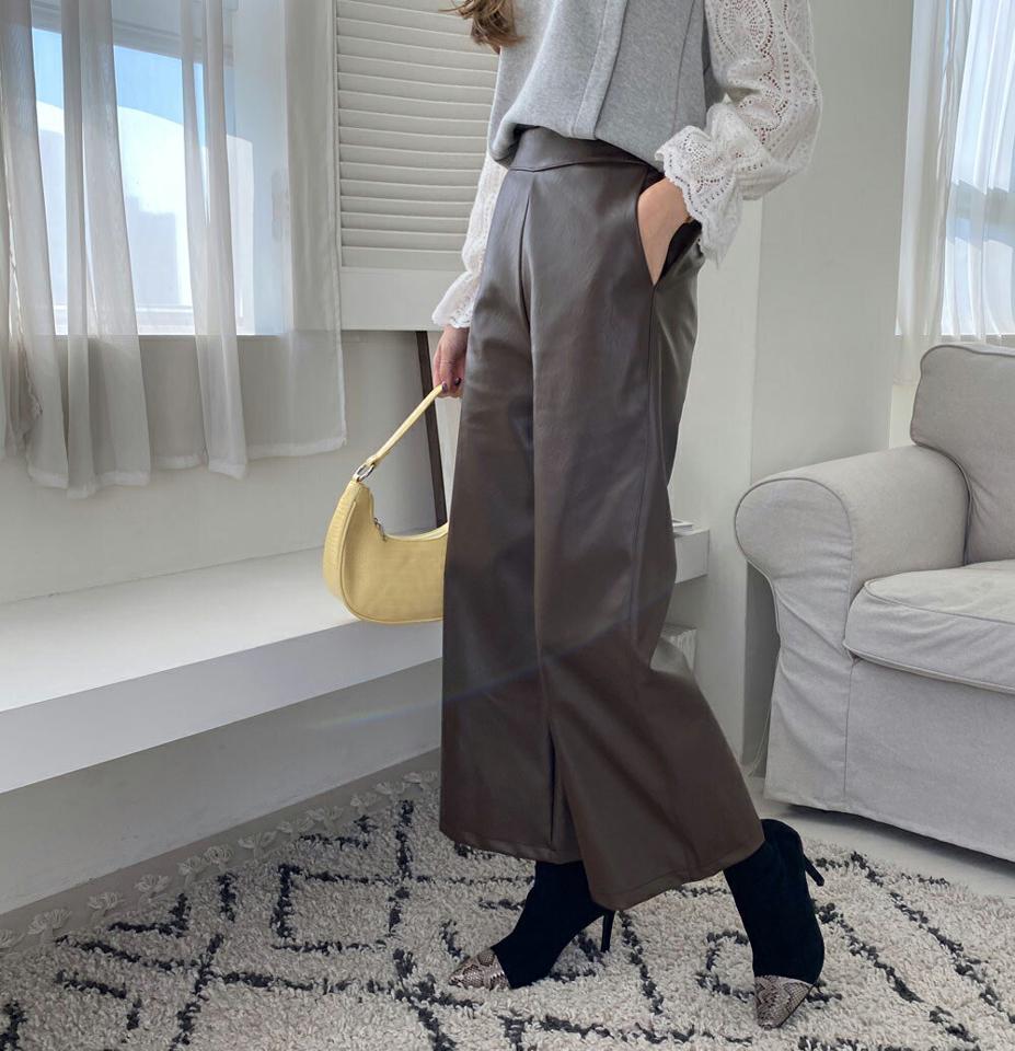 裏起毛レザー風ワイドパンツ・全2色・b70965 レディース 【pt】パンツ ズボン ワイドパンツ ロングパンツ レザー 単色 無地 シンプル かっこいい シック 大人 ベーシック 裏起毛 冬 韓国ファッション ハイホリHIHOLLI