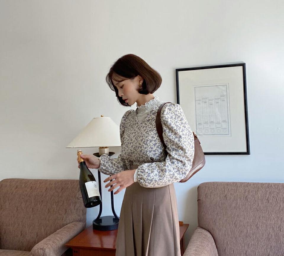 Vネックフローラルブラウス・全3色・t65792 レディース 【bl】韓国ファッション トップス ブラウス 長袖 Vネック 花柄 フローラル フラワー シンプル クロップド丈 タック スリム 異素材 体型カバー ガーリー カジュアル フェミニン 秋 冬