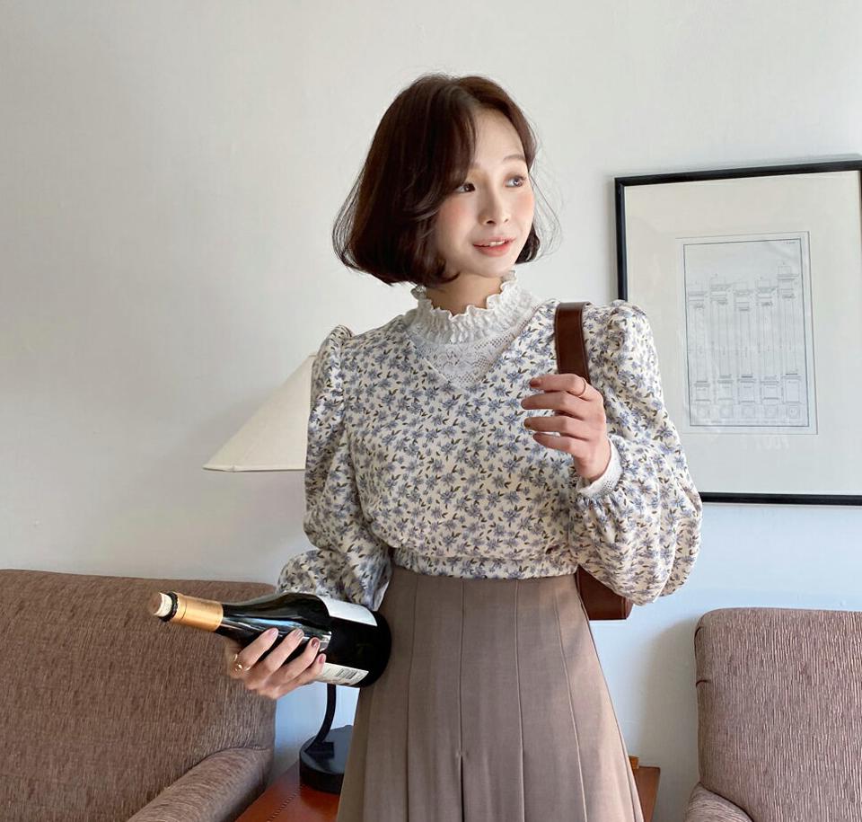 Vネックフローラルブラウス・全3色・t65792 レディース 【bl】韓国ファッション トップス ブラウス 長袖 Vネック 花柄 フローラル フラワー シンプル クロップド丈 タック スリム 異素材 体型カバー ガーリー カジュアル フェミニン 秋 冬