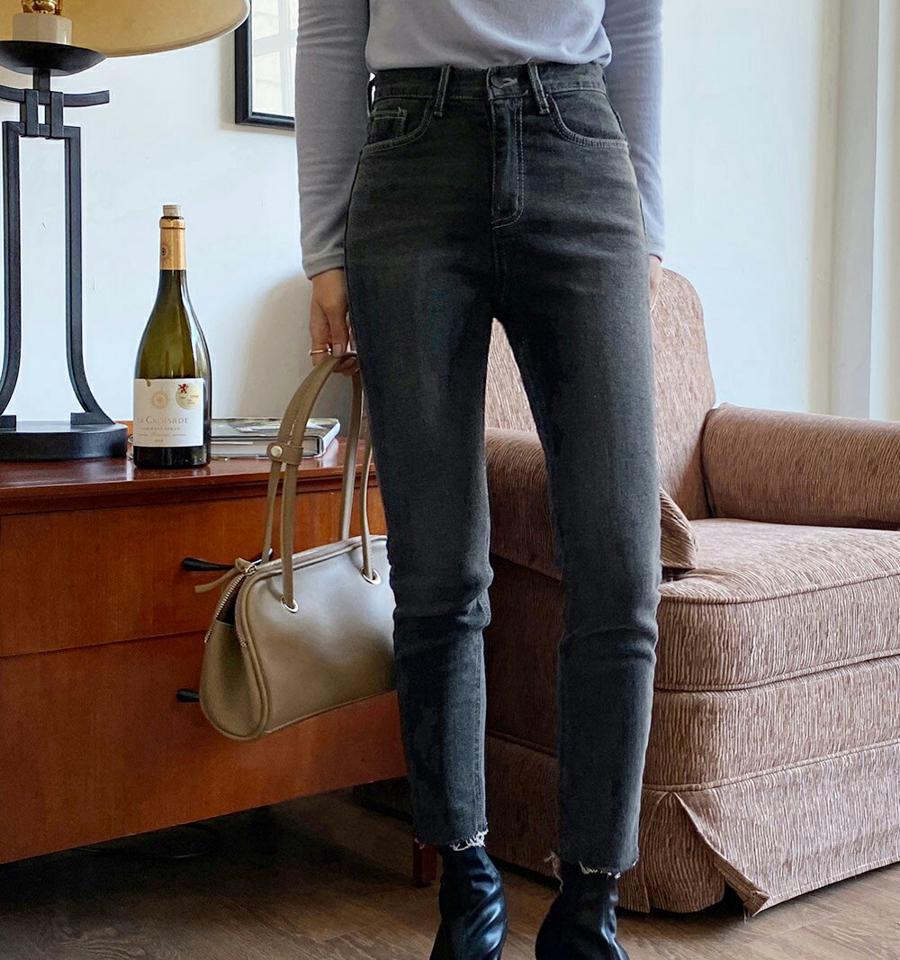 裏起毛カットオフスキニーデニムパンツ・全2色・t65818 レディース 【pt】韓国ファッション ボトムス ロング ロングパンツ デニム デニムパンツ 裏起毛 カットオフ ウォッシング スキニー 異素材 体型もカバー シンプル カジュアル 秋 冬