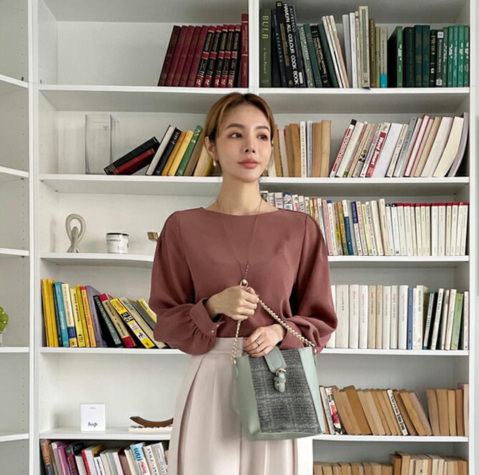 ショルダーピンタックブラウス・全3色・t71003 レディース 【bl】トップス ブラウス 長袖 ピンタック 単色 無地 シンプル フェミニン 上品 きれいめ 大人 オフィスカジュアル 秋 冬 春 韓国ファッション ハイホリHIHOLLI