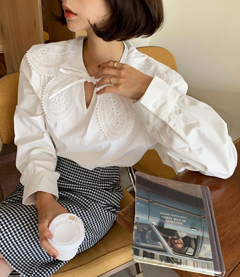 起毛スカラップレースブラウス・全2色・t66244 レディース 【bl】韓国ファッション トップス ブラウス 長袖 起毛 スカラップ レース スリット カフスボタン リボン シンプル ルーズ 体型カバー ガーリー カジュアル フェミニン 秋 冬