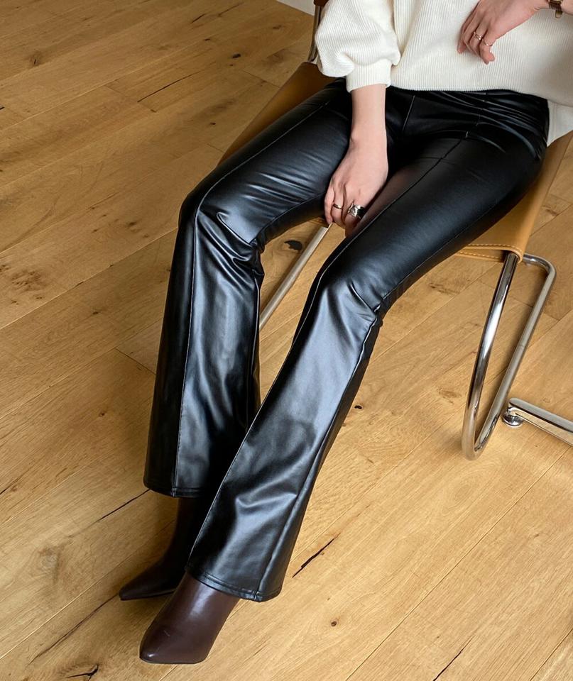 裏起毛レザー調フレアパンツ・全1色・t00670 レディース 【pt】パンツ ズボン ロングパンツ フレアパンツ レザー 裏起毛 センタ—プレス 暖かい ウエストゴム クール 大人 かっこいい シック 冬 韓国ファッション ハイホリHIHOLLI