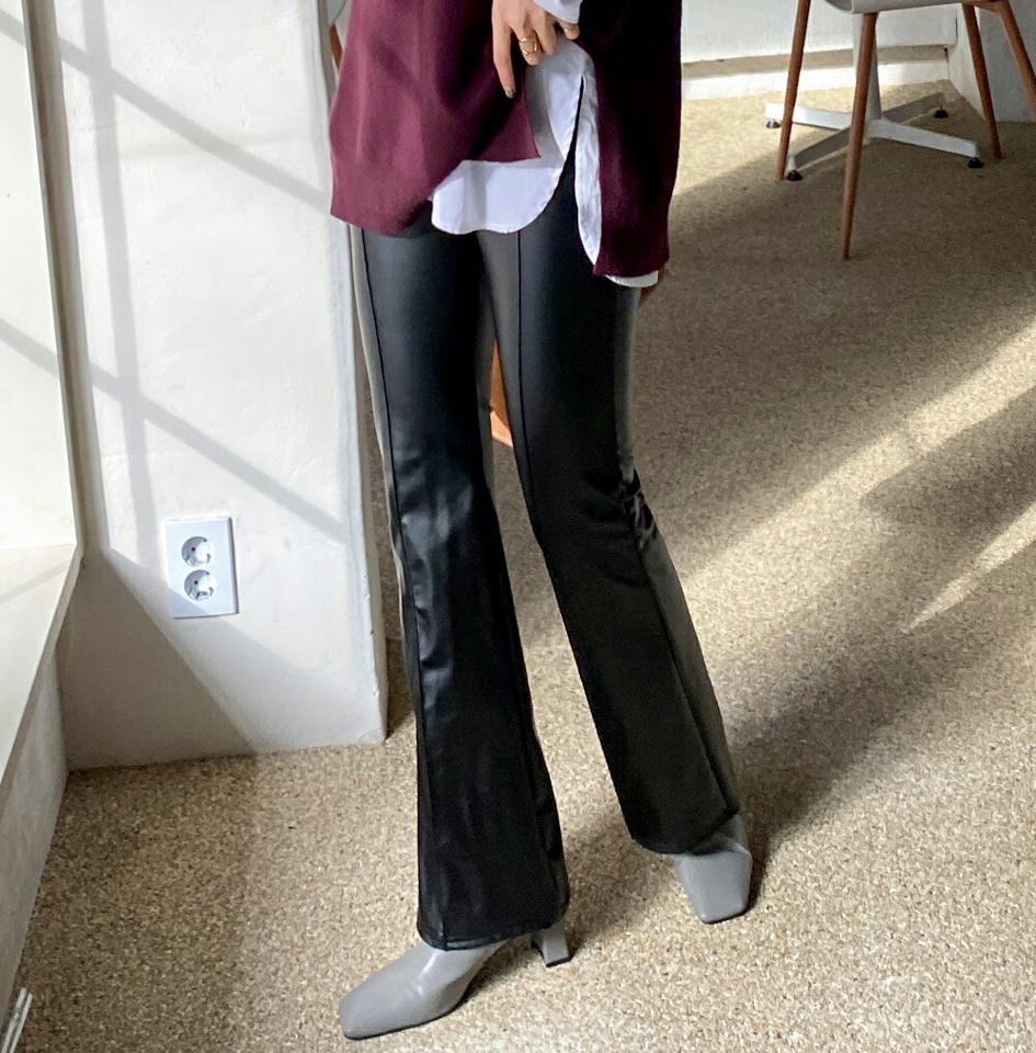 裏起毛レザー調フレアパンツ・全1色・t00670 レディース 【pt】パンツ ズボン ロングパンツ フレアパンツ レザー 裏起毛 センタ—プレス 暖かい ウエストゴム クール 大人 かっこいい シック 冬 韓国ファッション ハイホリHIHOLLI