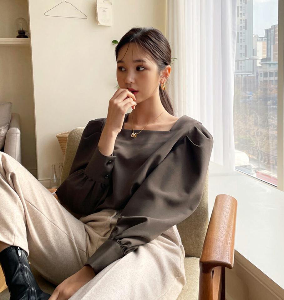 スクエアネックパフブラウス・全3・b58561 レディース 【bl】韓国ファッション トップス ブラウス 長袖 スクエアネック パフ ギャザー タック 無地 シンプル 大人 体型カバー ルーズ ガーリー カジュアル フェミニン 秋 冬