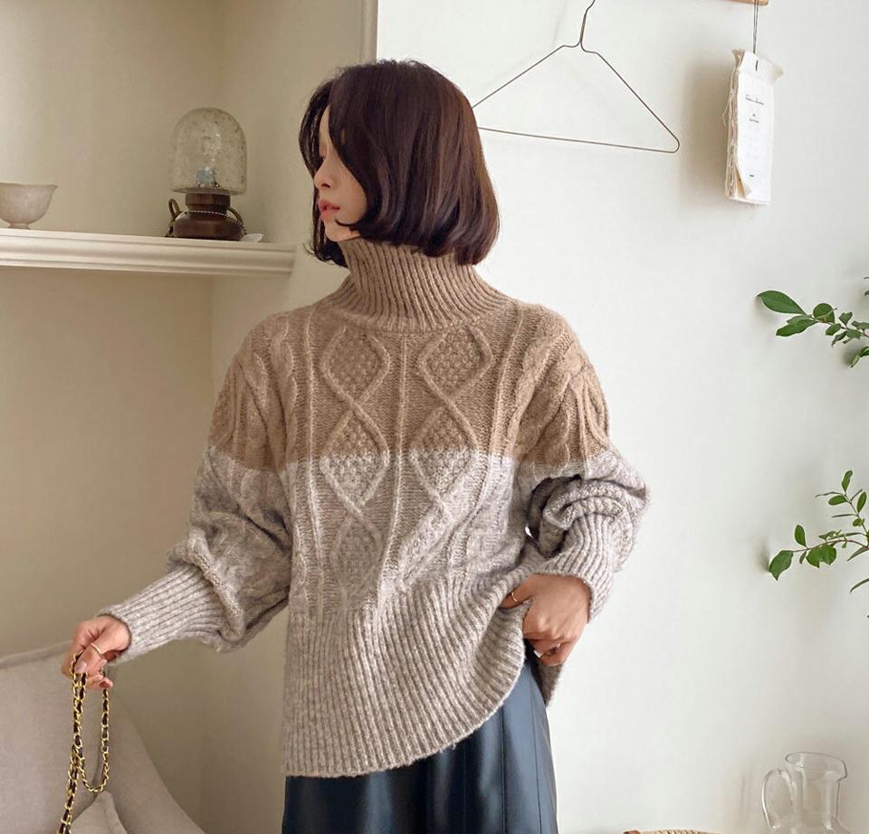【只今10%OFF】ハイネックケーブルバイカラーニット・全2色・b58590 レディース 【tops】韓国ファッション トップス ニット 大人 長袖 ハイネック ケーブル編み ドロップショルダー 配色 シンプル ウール混 ルーズ 体型カバー フェミニン デイリー 秋 冬【ニットセール】